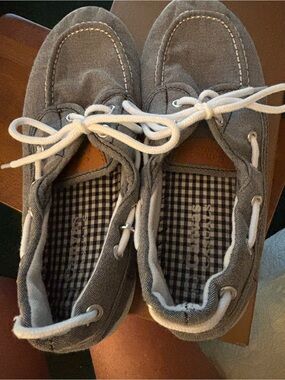 Great condition Women’s Grey Canvas Boat Shoes with White Laces. Sz 7.